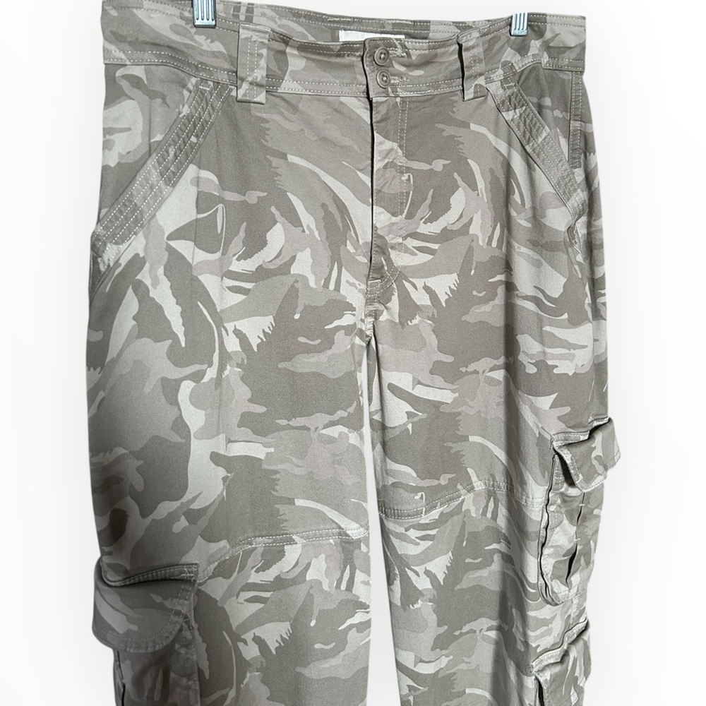 Abercrombie & Fitch Curve Love Women’s Camo Cargo Carpenter Pants Size 31 / 12R - Picture 3 of 10